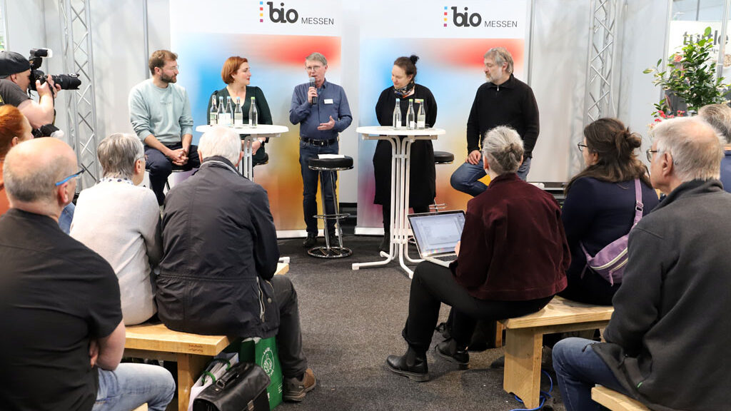 Diskussionsrunde auf der Messe BioOst: Lukas Küttner, Kathrin Jäckel, Detlef Harting (Moderator), Franziska Geyer und Malte Reupert.
