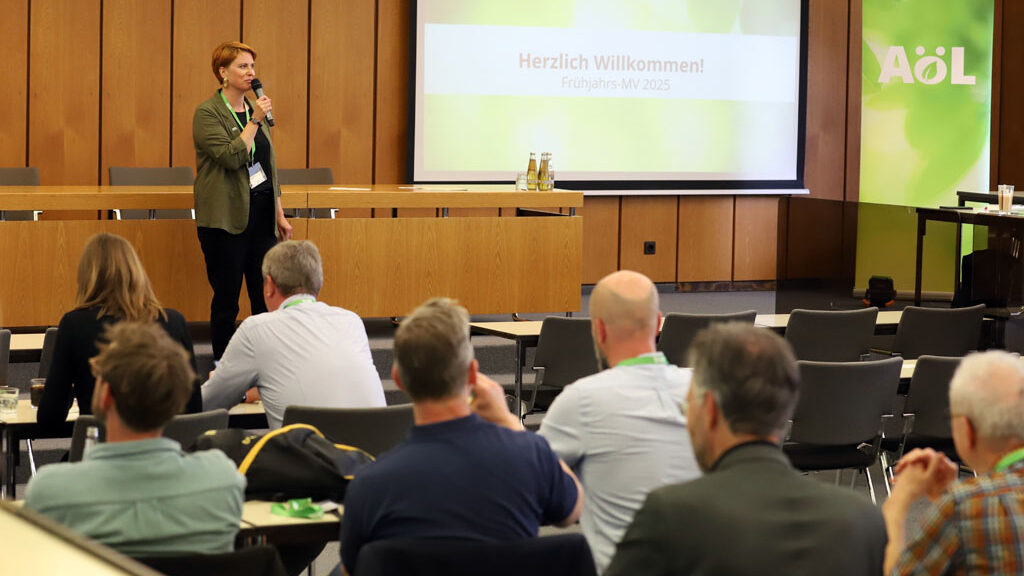 Anne Baumann eröffnet die Mitgliederversammlung der AöL und schaut ins Publikum.