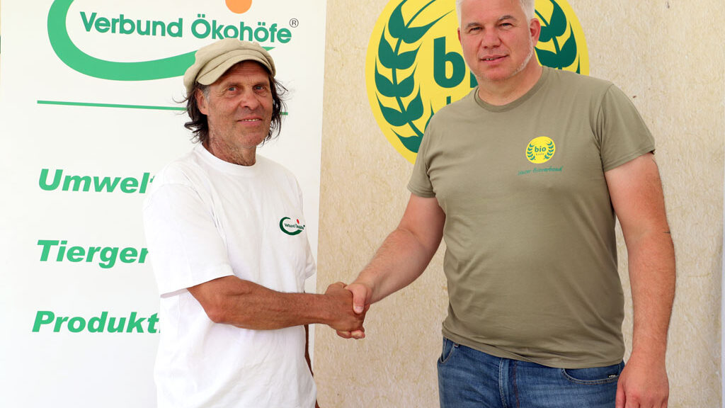 Ingo Berthold (Verbund Ökohöfe) reicht Thorsten Block (Biokreis) die Hand.