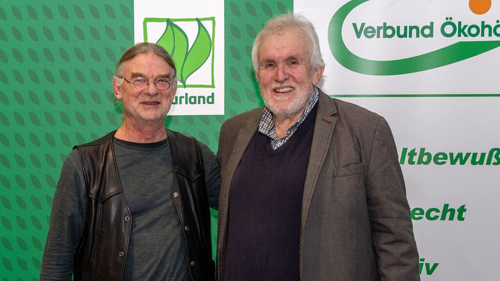 Kooperation von Naturland und Verbund Ökohöfe: Thomas Handrick und Peter Warlich lächeln in die Kamera.