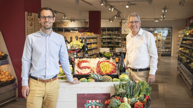 Luca Radau und Michael Radau in einem SuperBioMarkt