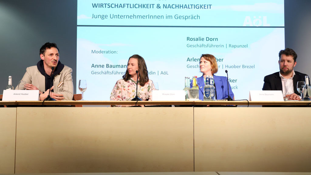 Auf der Biofach 2026 diskutieren Arlend Huober, Rosalie Dorn, Anne Baumann und Friedemann Wecker