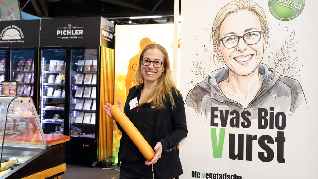 Eva Klotz von Pichler Biofleisch mit der vegetarischen Wurst auf der Biofach