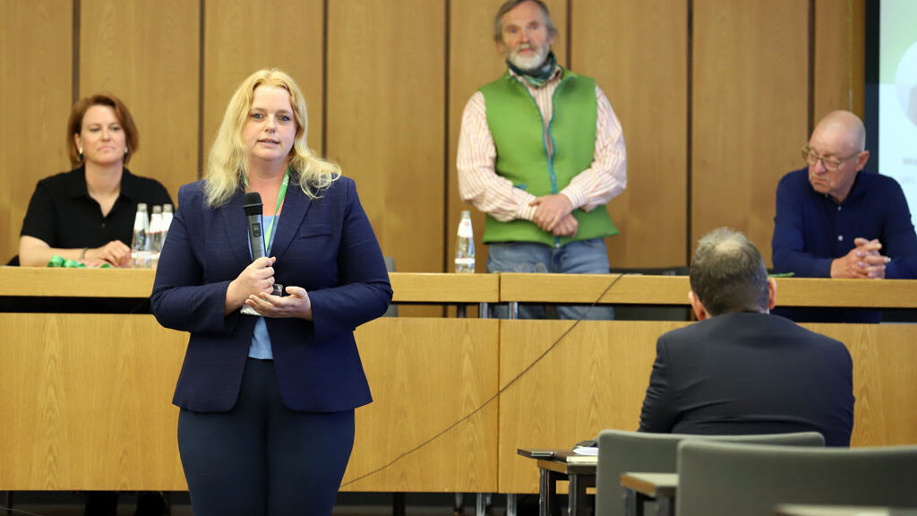 Dr. Leonie Blume hält auf der AöL-Mitgliederversammlung ihre Bewerbungsrede.