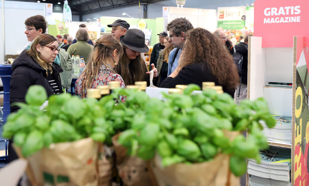 Eine Gruppe Besucher auf der BioOst 2026