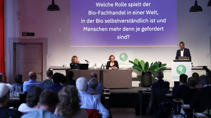 Colin Fernando hält bei der BNN Mitgliederversammlung 2026 einen Vortrag