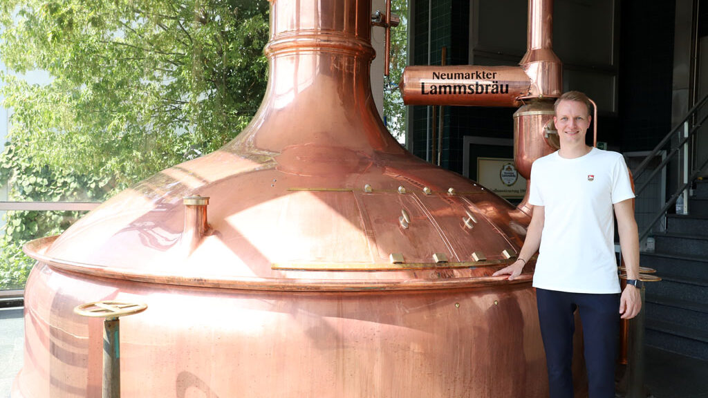 Johannes Ehrsnperger steht neben dem Sudkessel im Sudhaus von Neumarkter Lammsbräu - Fokus der Ökobrauerei: alkoholfreies Bio-Bier