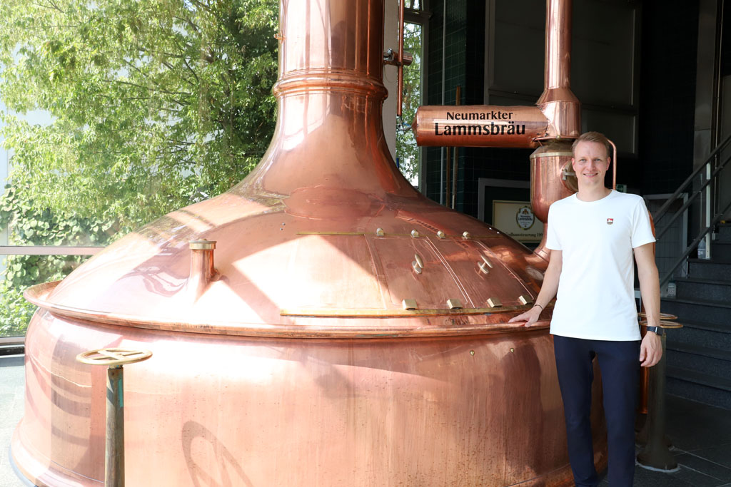 Johannes Ehrsnperger steht neben dem Sudkessel im Sudhaus von Neumarkter Lammsbräu - Fokus der Ökobrauerei: alkoholfreies Bio-Bier