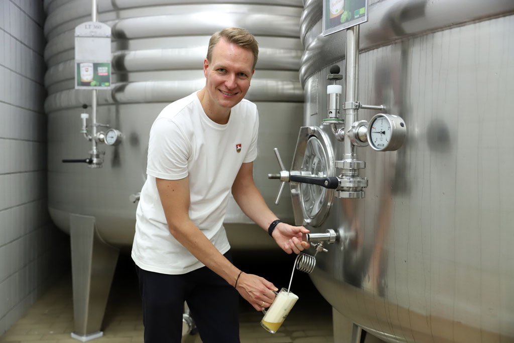 Johannes Ehrnsperger zapft Bio-Weizenbier aus einem Lagertank bei Neumarkter Lammsbräu