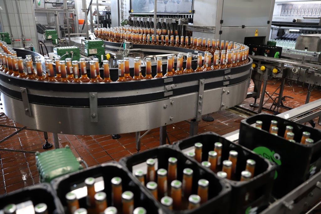 Bio-Limonanden now von Neumarkter Lammsbräu werden automatisiert in Kisten verpackt.