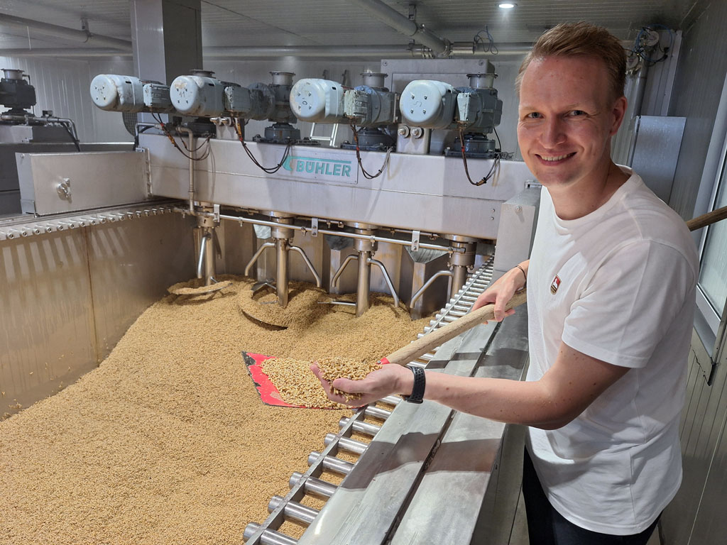 Johannes Ehrnsperger in der Bio-Mälzerei von Neumarkter Lammsbräu