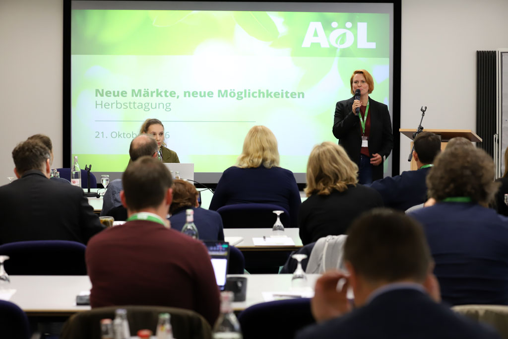 Anne Baumann eröffnet die Mitgliederversammlung der AöL