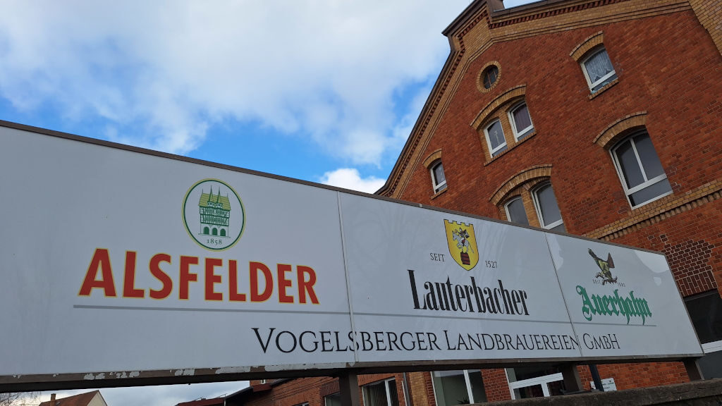 Firmenschild Vogelsberger Landbrauereien am Standort Lauterbach. Dort wurde das Bio-Bier Vogelsberger Naturburschen gebraut.