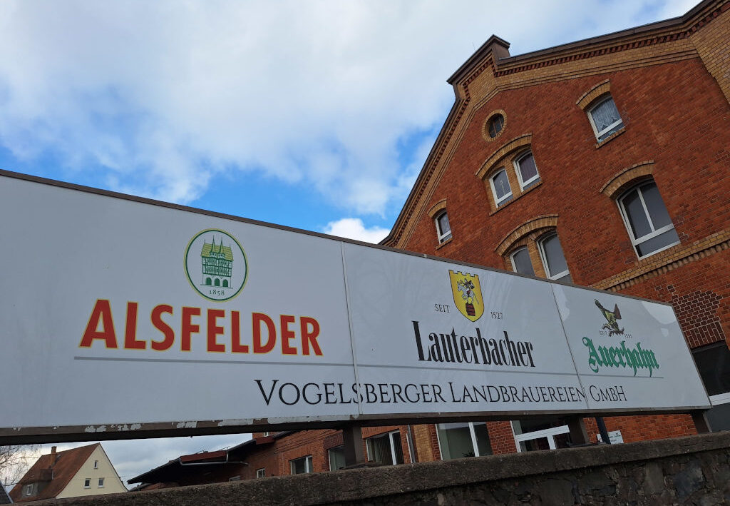 Firmenschild Vogelsberger Landbrauereien am Standort Lauterbach. Dort wurde das Bio-Bier Vogelsberger Naturburschen gebraut.