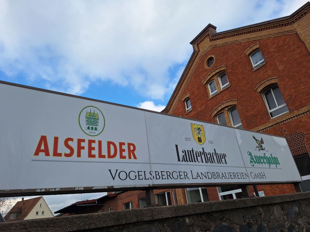 Firmenschild Vogelsberger Landbrauereien am Standort Lauterbach. Dort wurde das Bio-Bier Vogelsberger Naturburschen gebraut.